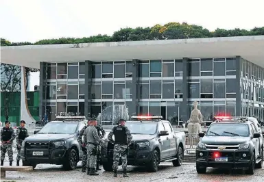  ?? ?? PREPARADOS. El palacio presidenci­al de Planalto está resguardad­o por la policía.