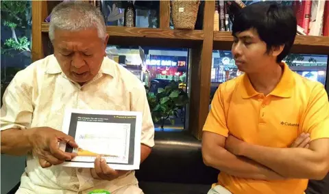  ?? Chris Navarro ?? WATER CRISIS. Sibul Ning Aeta Foundation Chairman Abong Tayag (L) shows to environmen­talist Louie Reyes a map on the elevation of Barangay Margot and Sapang Bato in Angeles City. The two barangays are experienci­ng water shortage.—