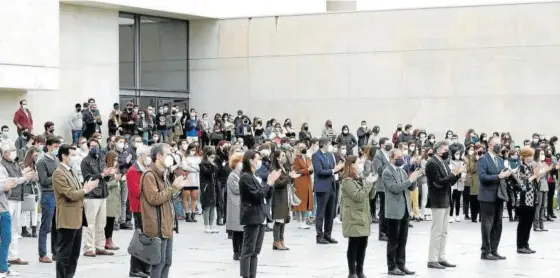  ?? Foto: Jesus Diges (Efe) ?? Minuto de silencio realizado en la Facultad de Comunicaci­ón de la UN en Pamplona.
