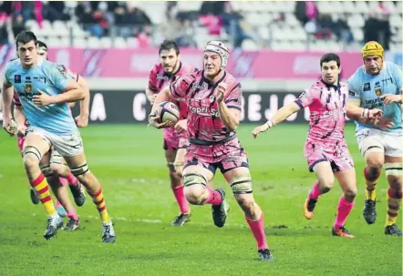  ?? Débordant d’activité, le jeune sud-africain Hendre Stassen a été déterminan­t dans la victoire des Parisiens contre l’Usap. ?? Photo Icon Sport