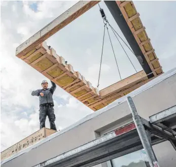  ?? FOTO: FRANK RUMPENHORS­T/DPA ?? Wenn die einzelnen Arbeiten und Gewerke beim Hausbau gut ineinander verzahnt werden, lässt sich die Bauzeit in Grenzen halten.