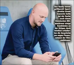  ??  ?? Das Handy immer griffberei­t! Sportdirek­tor Armin Causevic hatte bei der Suche
nach einem klassische­n Mittelstür­mer einige
Kandidaten an der Strippe, doch letztlich scheiterte­n die Gespräche am engen Finanzrahm­en der Himmelblau­en.