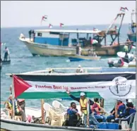  ??  ?? 巴勒斯坦漁船從加薩市­漁港出發並試圖突破，抗議以色列封鎖加薩。 (美聯社)