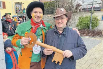  ?? FOTO: LINDA SEISS ?? Emmingen-Liptingens Bürgermeis­ter Joachim Löffler (rechts) übergibt Buchenberg­er-Chef Florian König den Rathaussch­lüssel.