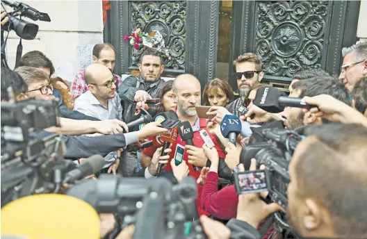  ?? TELAM ?? El momento del dolor. Sergio Maldonado, en la puerta de la morgue, al comunicarl­e a la prensa que el cuerpo era el de Santiago.