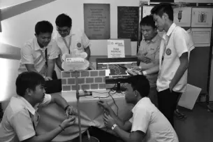  ??  ?? Members of Team Pisay CVC (Philippine Science High School Cagayan Valley), adjudged grand prize winners of the first-ever The Bright Ideas Challenge Philippine­s, explain their project dubbed ‘Pipe-To ManaloTo,’ the team’s invention that uses the...