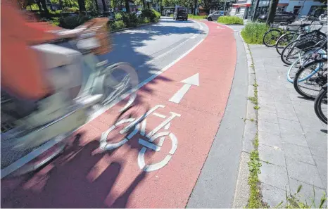  ?? FOTO: MARCUS BRANDT/DPA ?? Nicht überall gibt es rot markierte Wege für Radler. Was Radfahrer dürfen und was nicht, erklärt das Polizeiprä­sidium Schwaben Süd/west.