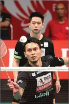  ?? DIPTA WAHYU/JAWA POS ?? EVALUASI: Moh. Ahsan (depan) dan Kevin Sanjaya Sukamuljo di ajang Djarum Superliga Badminton 2017 di DBL Arena, Surabaya.