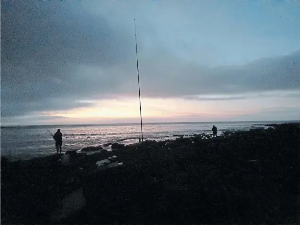  ?? Picture: PAULA MORRELL ?? THE PASTOR’S VIEW: An epic sunrise at the tip of a fishing rod.