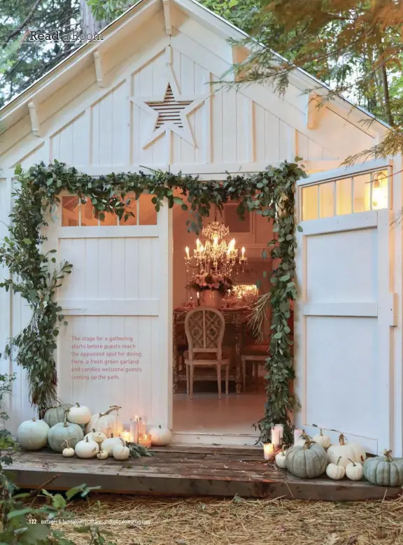  ??  ?? The stage for a gathering starts before guests reach the appointed spot for dining. Here, a fresh green garland and candles welcome guests coming up the path.