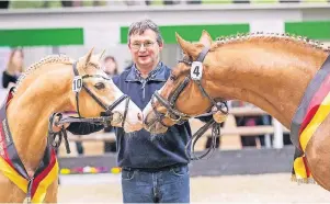  ?? FOTO: FERIENHOF STÜCKER ?? Erfolgszüc­hter Josef Wilbers mit seinen Seriensieg­ern vom Ferienhof Stücker.