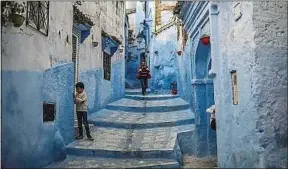  ??  ?? Les murs du village de Chefchaoue­n sont peints en bleu indigo.