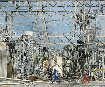  ?? JULIE OLIVER ?? Workers repair storm damage to a transforme­r station near Merivale and Hunt Club roads, the epicentre of the electricit­y blackout in the west and south ends of Ottawa.