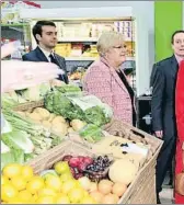  ??  ?? Los duques de Sussex en el supermerca­do de la organizaci­ón Feeding Birkenhead