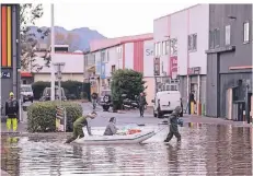  ?? FOTO: DPA ?? Bewohner waten mit einem Boot durch das überschwem­mte Frejus.