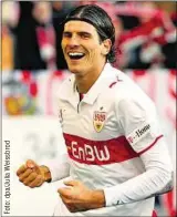  ??  ?? Die Frisur hat sich verändert. Mario Gomez im März 2009 jubelnd im Stuttgarte­r Trikot.