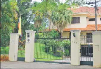  ??  ?? Fachada de la sede de la Embajada de la República Bolivarian­a de Venezuela en Asunción, localizada en las inmediacio­nes del Banco Central del Paraguay.