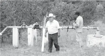  ??  ?? Coordinan. En el ejido El Tunal se vive una situación crítica, porque no se ha logrado llegar a un acuerdo con las familias que adeudan pagos del agua desde hace años.