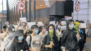  ?? ?? Vigilia en Hong Kong ayer por las víctimas de las manifestac­iones en contra la política de ‘cero covid’.