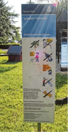  ?? Foto: Anja Fischer ?? Eine Tafel am Spielplatz an der Flurstraße beschreibt, was hier erlaubt ist oder nicht. Dennoch gibt es darüber Auseinande­rsetzungen.