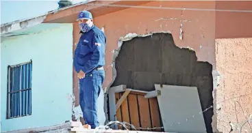  ??  ?? En Esta vivienda la explosión hizo un boquete del tamaño de la pared