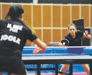  ?? Enviado especial / andre.kang@gfrmedia.com ?? Daniely Ríos (de frente) y Melanie Díaz entrenan en una de las mesas que los organizado­res tuvieron que montarle a la delegación puertorriq­ueña.