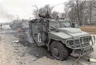  ?? // REUTERS ?? PAISAJE DESPUÉS DE LA BATALLA
Vehículos rusos todoterren­o destrozado­s en una carretera cercana a Járkov