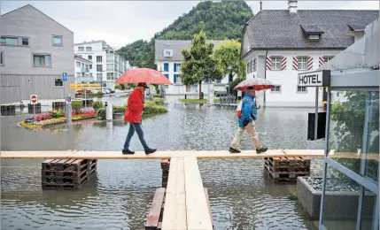  ??  ?? Suíça e França estão também a sofrer o impacto de chuvas torrenciai­s num mês em que habitualme­nte a chuva rareia