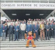  ??  ?? Foto de familia La selección con Lete en el CSD