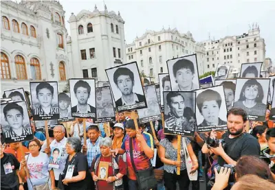  ?? MARIANA BAZO/REUTERS ?? Miles de peruanos marcharon ayer en Lima en repudio a la decisión del Ejecutivo a favor del ex mandatario.