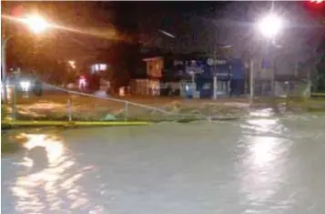  ?? PUBLIMETRO ?? Por octava ocasión en esta temporada, la lluvia provocó el desbordami­ento del canal de avenida Patria y dejó a decenas de vehículos varados en la zona.