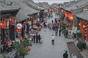  ?? ZHAN YOUBING / FOR CHINA DAILY Picturesqu­e Lugu Lake in Lijiang, Yunnan province. PROVIDED TO CHINA DAILY ZHOU CHANGGUO / FOR CHINA DAILY ?? Bottom:
Bottom right: A section of the ancient Grand Canal is turned into a tourist spot in Huai’an, Jiangsu province.