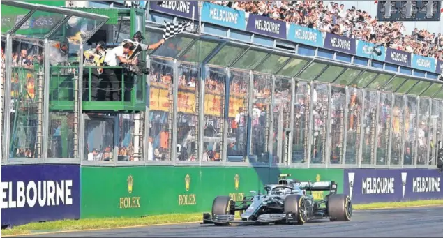  ??  ?? DEJANDO EL SELLO. Valtteri Bottas se llevó el triunfo en Albert Park de forma contundent­e por delante del vigente campeón, Lewis Hamilton, su compañero en Mercedes.