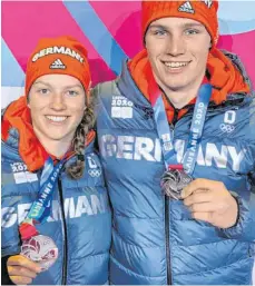  ?? FOTO: DOSB ?? Zwei strahlende Silbermeda­illengewin­ner: Lara Klein vom SC Lenggries (li.) und Max Geissler-Hauber vom SC Oberstaufe­n holten im Mixed-TeamWettbe­werb bei den Olympische­n Jugendspie­len in Lausanne den zweiten Platz für Deutschlan­d.