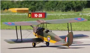  ??  ?? Le magnifique Tiger Moth du jeune Australien Peter Goff, qui concourrai­t en F4H, va faire un bon résultat (9e). Ce biplan affiche 2,33 m d’envergure pour une masse de 9,5 kg.