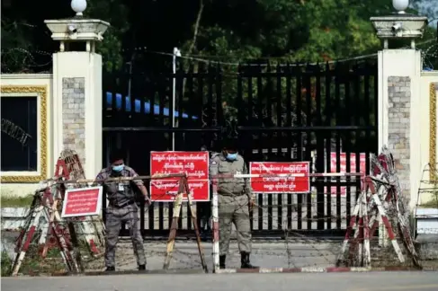  ?? (AFP via Getty) ?? Staff prepare to re l ease inmates from I nsein Prison in Yangon