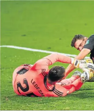  ??  ?? Embarullad­a acción en el área del Cádiz en el partido de la primera vuelta.