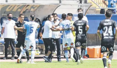  ??  ?? La pelea que se provocó en Antofagast­a después del gesto y los insultos de Quinteros contra un jugador rival.