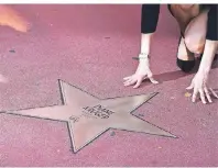  ?? FOTO: JENS KALAENE/DPA-TMN ?? Der „Boulevard der Stars“am Potsdamer Platz erinnert an den berühmten Walk of Fame in Hollywood.