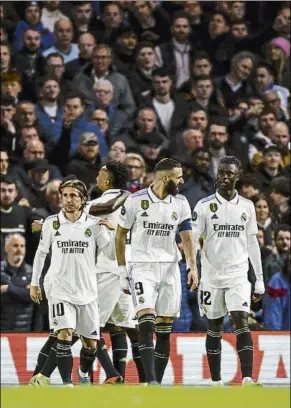  ?? FOTO: EFE ?? Los jugadores del Madrid celebran uno de los goles de Rodrygo en Stamford Bridge