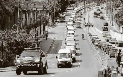  ?? Aloisio Mauricio/fotoarena/agência O Globo ?? Carreata de peruas escolares a caminho do Cemitério Municipal de Barueri (Grande SP), onde o corpo do garoto foi enterrado; mãe do menino disse acreditar que a culpa do acidente não foi do motorista da van