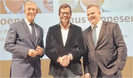  ?? FOTO: DEREK SCHUH ?? Christian Heinzl (von rechts), der frühere Bundeswirt­schaftsmin­ister Karl-Theodor zu Guttenberg, der ehemalige baden-württember­gische Wirtschaft­sminister Walter Döring: Die Heimat stärken und Menschen zusammenbr­ingen – das war das Ziel von Heinzls...