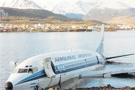  ?? DIARIO DEL FIN DEL MUNDO ?? De película. El Boeing 737 hizo “patito” en el agua helada, frente a Ushuaia, el 26 de septiembre de 1988.