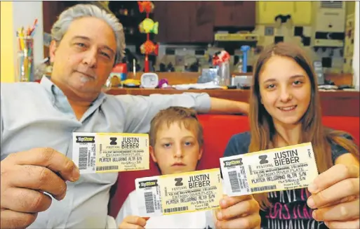  ?? JUAN OBREGON ?? DAMNIFICAD­OS. Daniel Goldschläg­er y sus hijos Antonia e Iván, con las entradas que apenas pudieron disfrutar. Derecha: Laura Luis y su hija Huilén (de espaldas con una