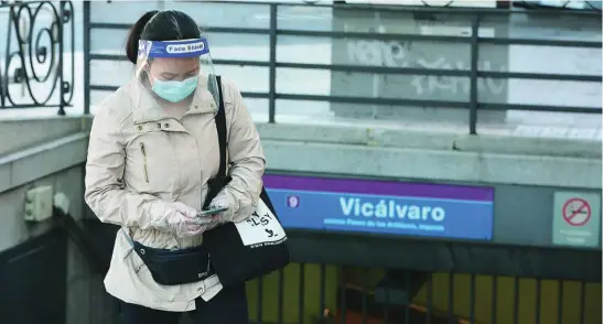  ?? EUROPA PRESS ?? Una mujer que sale del metro se protege del coronaviru­s, además de con la obligatori­a mascarilla, con una pantalla que le cubre los ojos