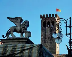  ??  ?? Un simbolo La Torre Civica di Bassano, la cui campana suonerà da venerdì