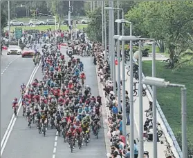  ?? FOTO: AP ?? La caravana del Giro a su paso ayer por Israel camino de la ciudad de Tel Aviv