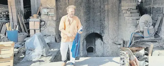  ?? ?? Barceló saliendo de uno de los hornos en la ‘teulera’ de Vilafranca. A la derecha, con una pieza aún en elaboració­n