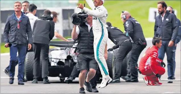  ??  ?? GRAN BOTÍN. Lewis Hamilton logró una nueva pole en su carrera en la Fórmula 1 y hoy espera aumentar su diferencia en la clasificac­ión general con una victoria en Spa.