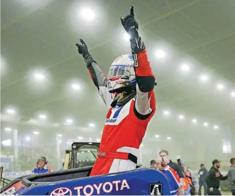  ?? TULSA WORLD] [PHOTO BY JESSIE WARDARSKI, ?? Christophe­r Bell of Norman won last year’s Chili Bowl midget sprint car main event. Bell won for the second consecutiv­e year.